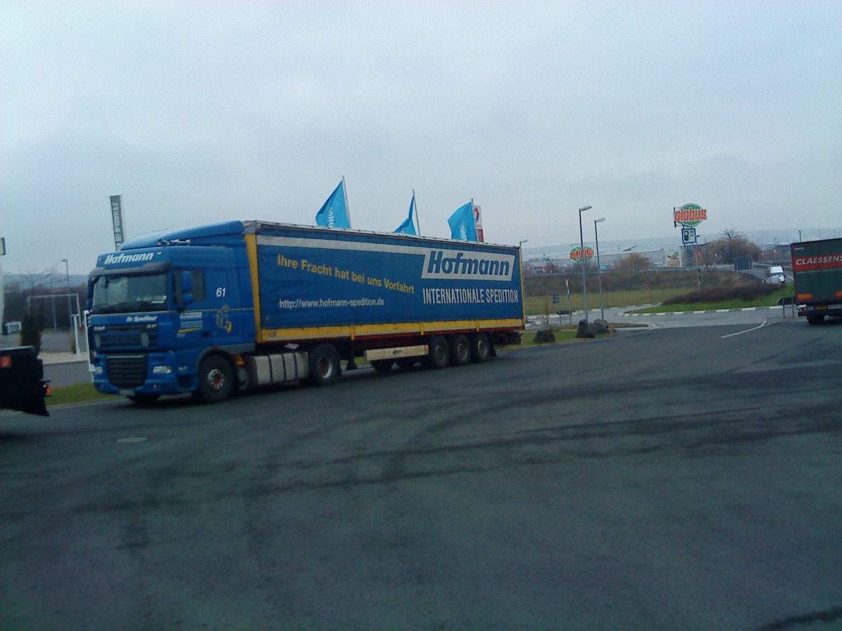 SZM DAF XF mit Pritsche-Planen-Auflieger der Spedition Hofmann gesehen auf dem Weg zum Autohof Grnstadt am 03.02.2014