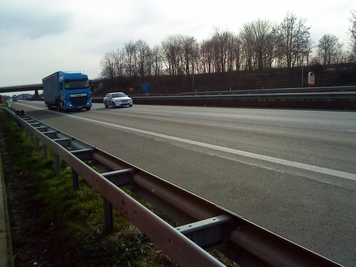 SZM DAF XF mit Pritsche-Planen-Auflieger gesehen auf der A 61 Hhe Rasthof Dannstadt am 18.02.2014
