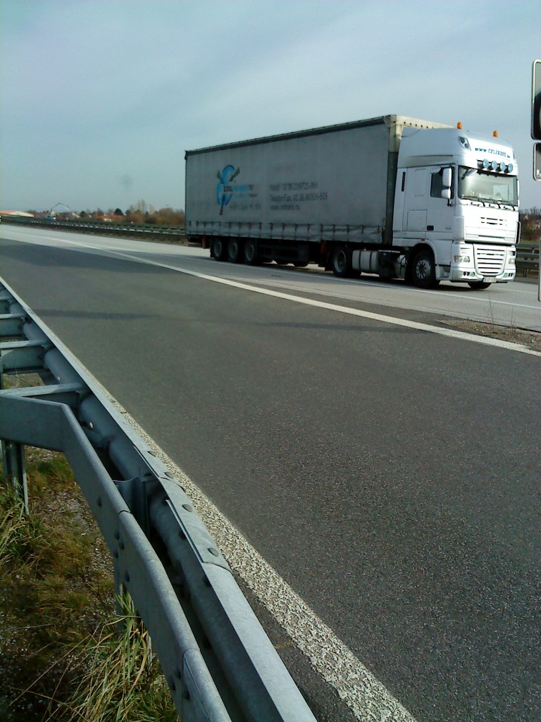 SZM DAF XF mit Pritsche-Planen-Auflieger gesehen auf der A 6 Höhe Grünstadt am 18.02.l2014