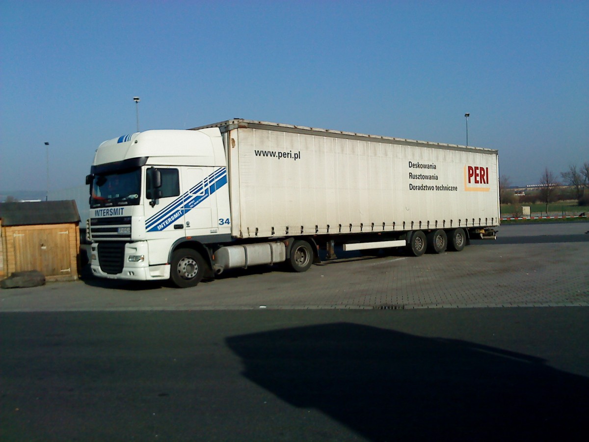 SZM DAF XF mit Pritsche-Planen-Auflieger der Spedition Peri gesehen auf dem Autohof in Grnstadt am 12.03.2014