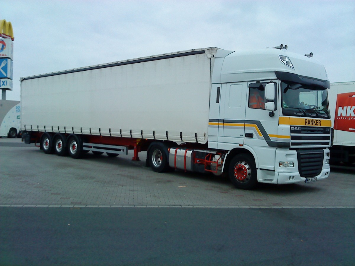 SZM DAF XF mit Pritsche-Planen-Auflieger der Spedition Ranker gesehen auf dem Autohof in Grnstadt am 14.07.2014