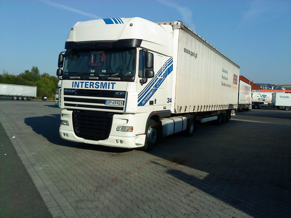 SZM DAF XF mit Pritsche-Planen-Auflieger der Spedition Intersmit gesehen auf dem Autohof in Grnstadt am 14.07.2014