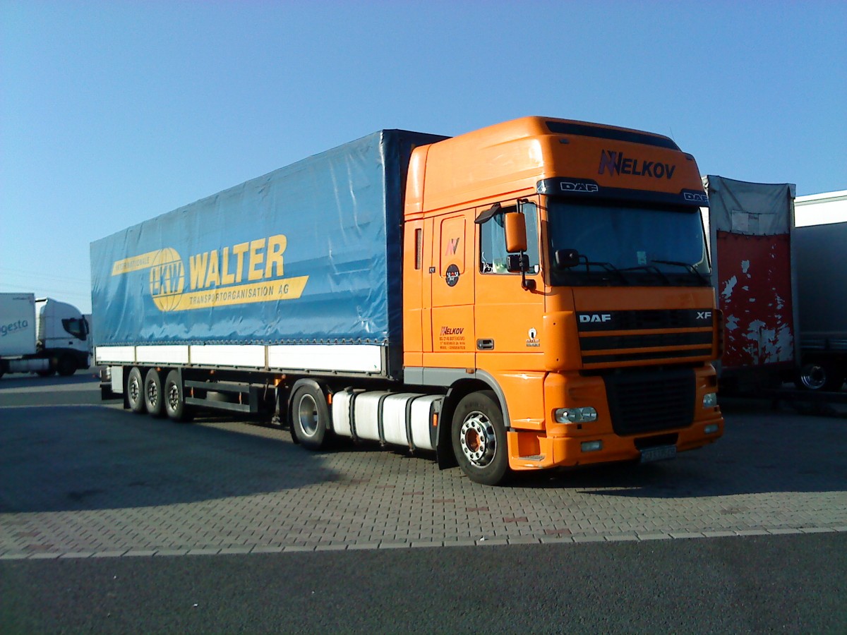 SZM DAF XF mit Pritsche-Planen-Auflieger der Spedition LKW Walter gesehen auf dem Autohof in Grnstadt am 14.07.2014