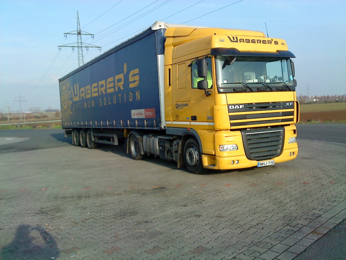 SZM DAF XF mit Pritsche-Planen-Azflieger der Spedition Waberer`s auf dem Autohof in Grnstadt am 03.12.2013