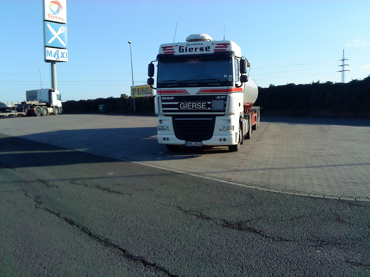 SZM DAF XF mit Tankauflieger der Spedition Gierse auf dem Autohof in Grünstadt am 02.12.2013