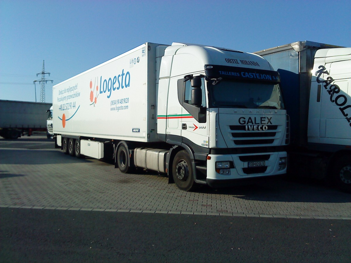 SZM IVECO Stralis mit Khlkoffer-Auflieger der Spedition Logesta gesehen auf dem Autohof in Grnstadt am 17.07.2014