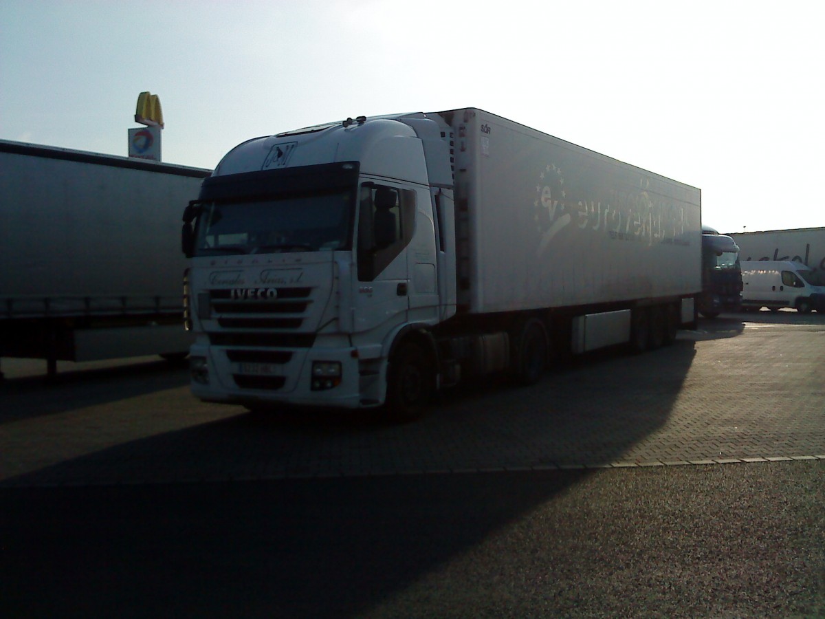 SZM IVECO Stralis mit Khlkofferauflieger auf dem Autohof in Grnstadt am 03.12.2013