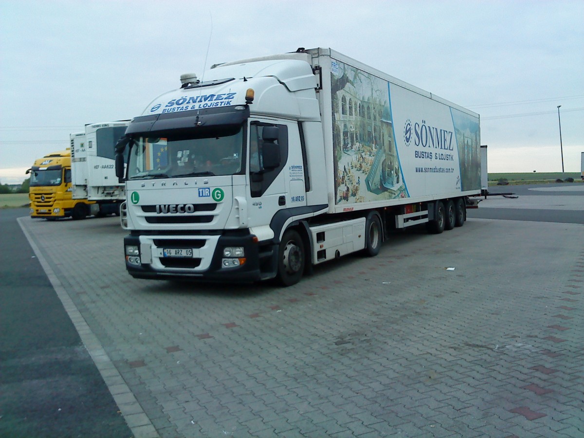 SZM IVECO Stralis mit Khlkofferauflieger der Spedition Snmez gesehen auf dem Autohof in Grnstadt am 16.06.2014