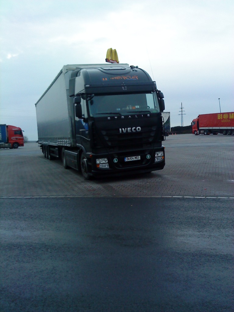 SZM IVECO Stralis mit Pritsche-Planen-Auflieger der Spedition Mercur gesehen auf dem Autohof in Grünstadt am 10.02.2014