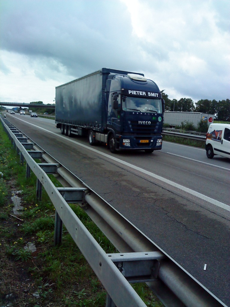 SZM IVECO Stralis mit Pritsche-Planen-Auflieger der Spedition Pieter Smit unterwegs auf der A 61, Hhe Rasthof Dannstadt, am 14.07.2014