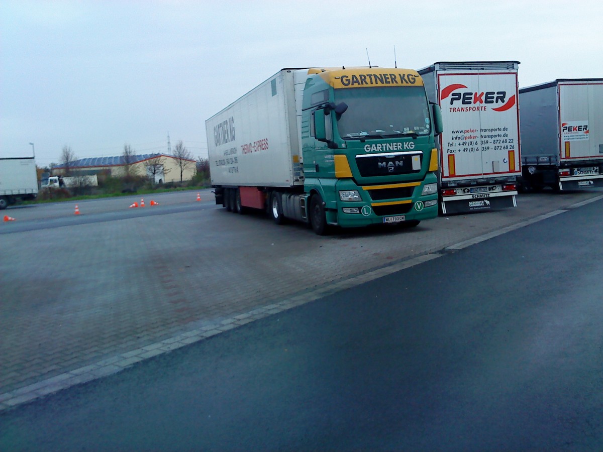 SZM MAN TGA mit Thermokhlauflieger der Spedition Grtner KG aus sterreich auf dem Autohof in Grnstadt am 20.11.2013