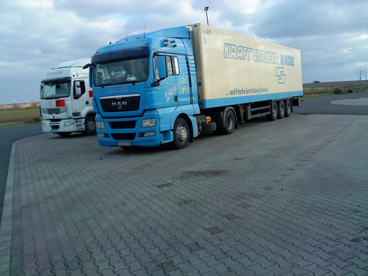 SZM MAN TGA der Spedition Krause mit Khlkofferauflieger der Speditiongruppe Kraftverkehr Nagel Versmold auf dem Autohof in Grnstadt am 06.12.2013