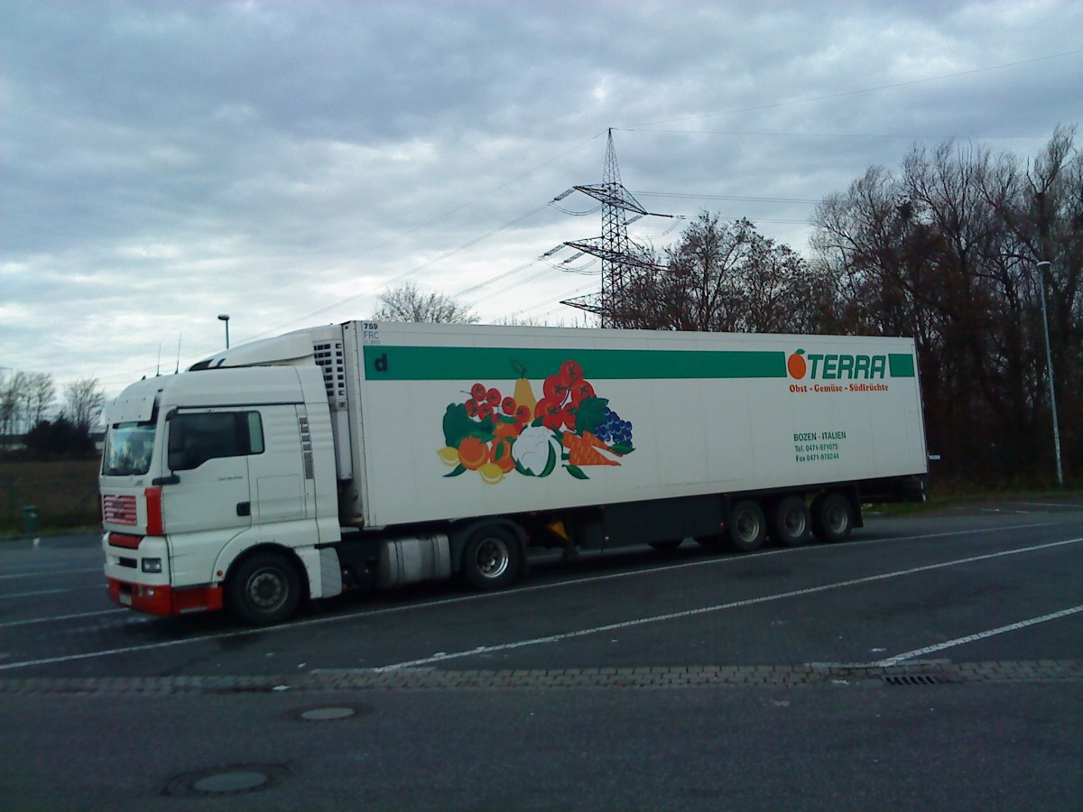 SZM MAN TGX 18.440 mit Khlkofferauflieger der Firma Terra, Bozen auf dem Parkplatz an der Raststtte Schifferstadt am 06.01.2014