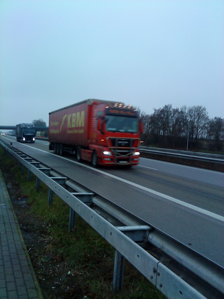 SZM MAN TGX 18.440 mit Pritsche-Planen-Auflieger der Spedition KBM gesehen auf der A61 Hhe Raststtte Dannstadt am 14.01.2014