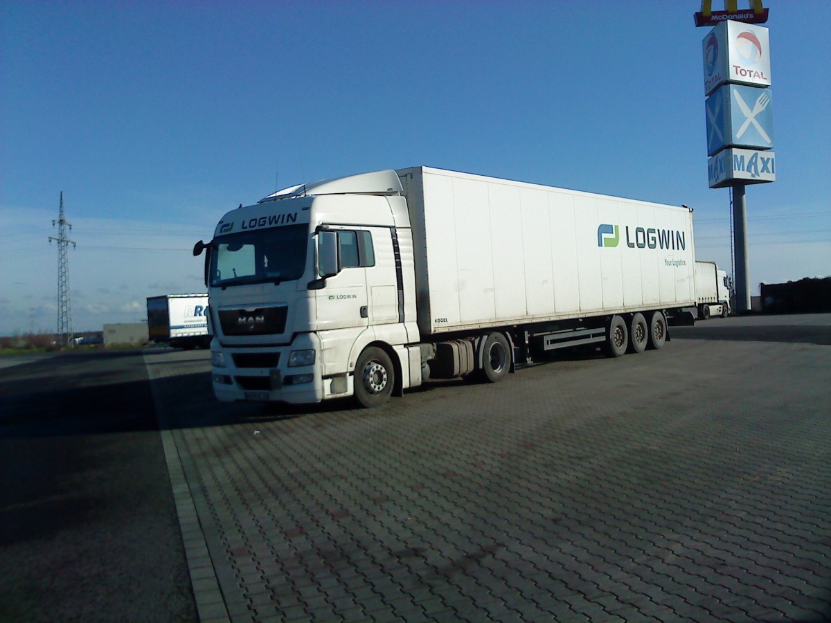 SZM MAN TGX 18.440 mit Khlkofferauflieger der Spedition LOGWIN gesehen auf dem Parkplatz am Autohof Grnstadt am 28.01.2014