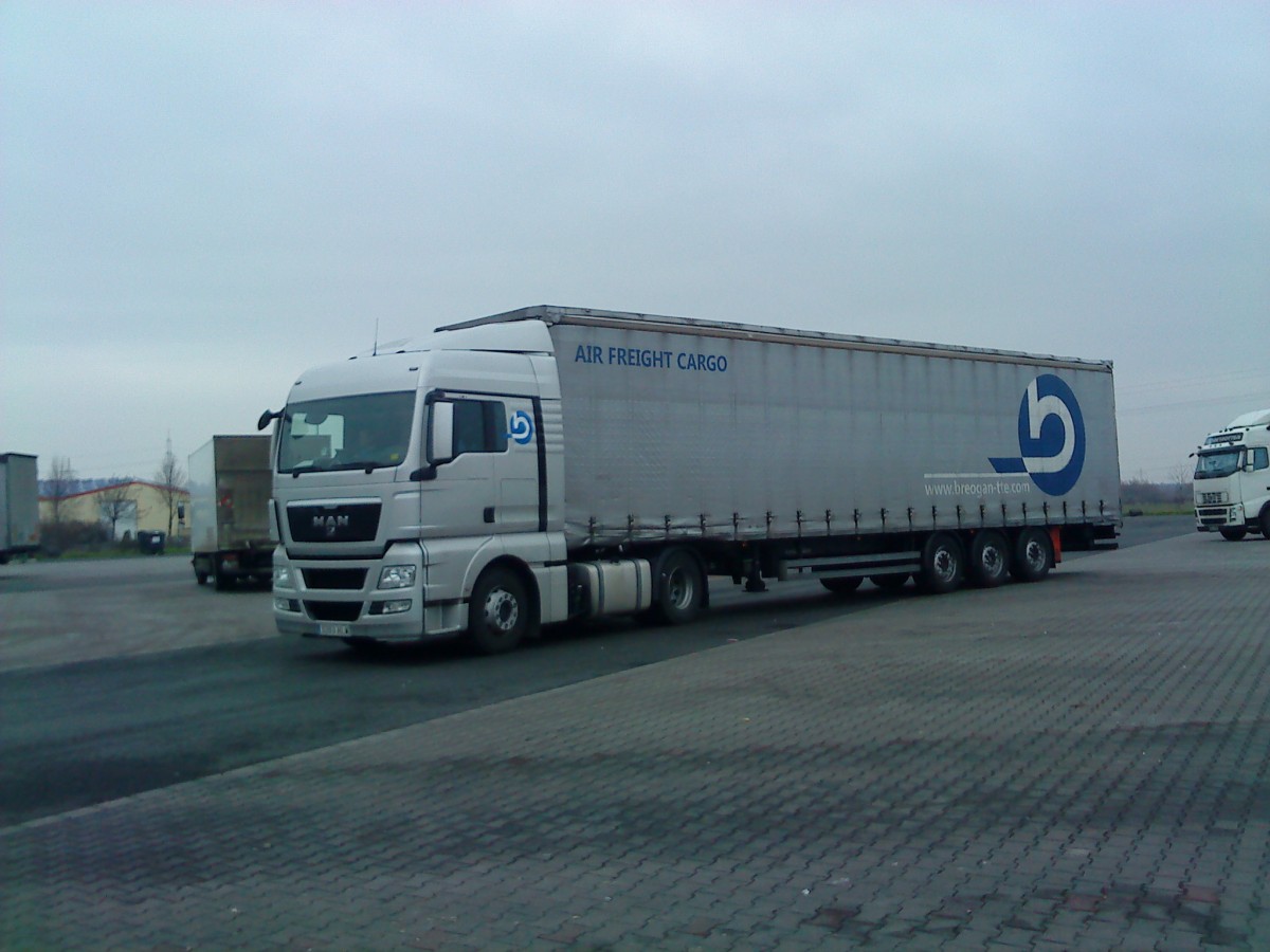 SZM MAN TGX 18.440 mit Pritsche-Planen-Auflieger  Air Freight Cargo gesehen auf dem Parkplatz am Aztohof Grnstadt am 03.02.2014