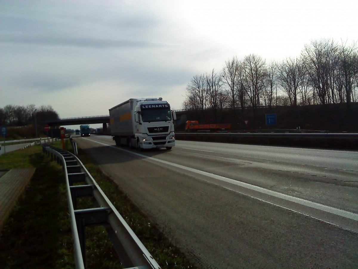 SZM MAN TGX 18.440 mit Pritsche-Planen-Auflieger der Spedition Leenarts gesehen auf der A 61 Hhe Rasthof Dannstadt am 18.02.2014