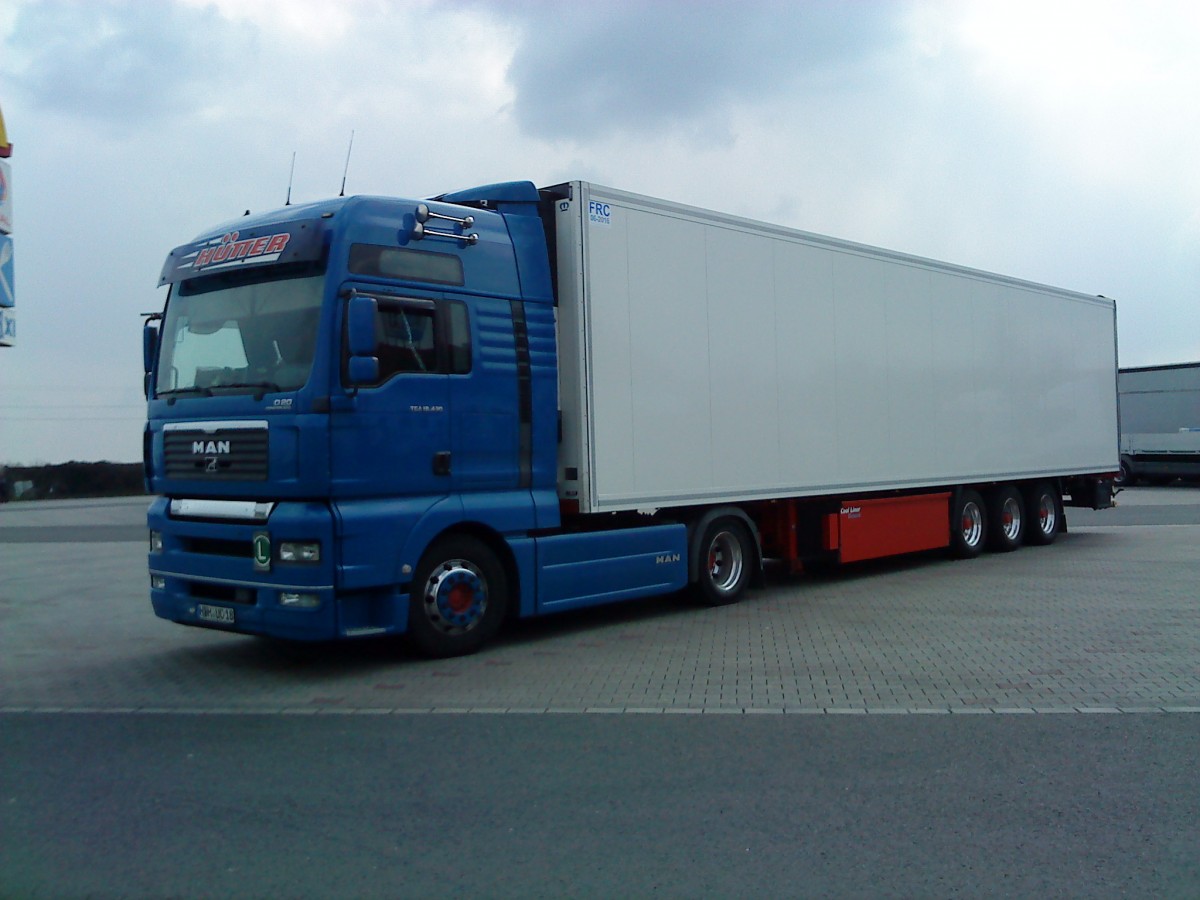 SZM MAN TGX 18.440 mit Khlkofferauflieger der Spedition Htter gesehen auf dem Autohof in Grnstadt am 14.04.2014