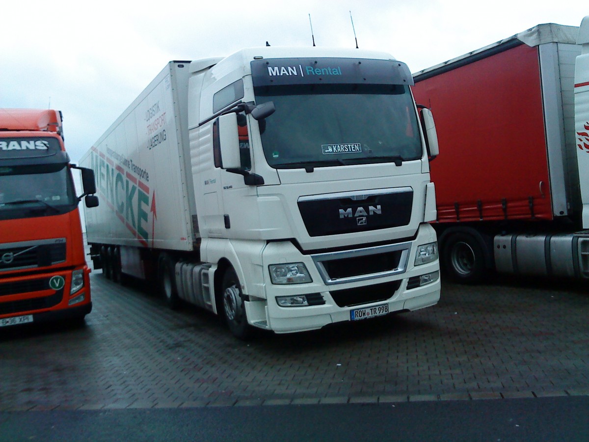 SZM MAN TGX von MAN Rental mit Khlkofferauflieger der Spedition Mencke auf dem Autohof in Grnstadt am 19.12.2013 