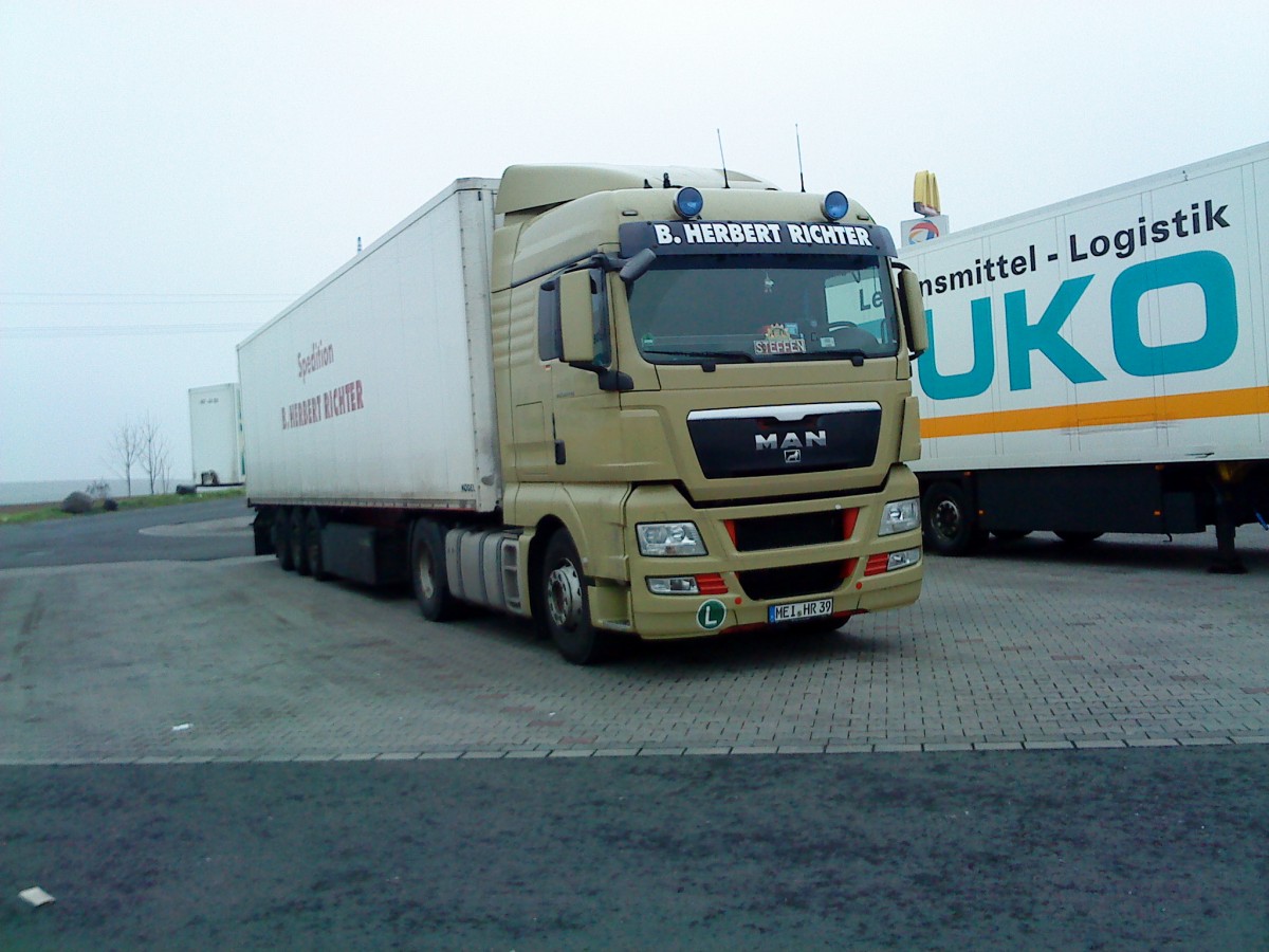 SZM MAN TGX mit Khlkofferauflieger der Spedition B. Herbert Richter Klipphausen auf dem Autohof in Grnstadt am 12.12.2013