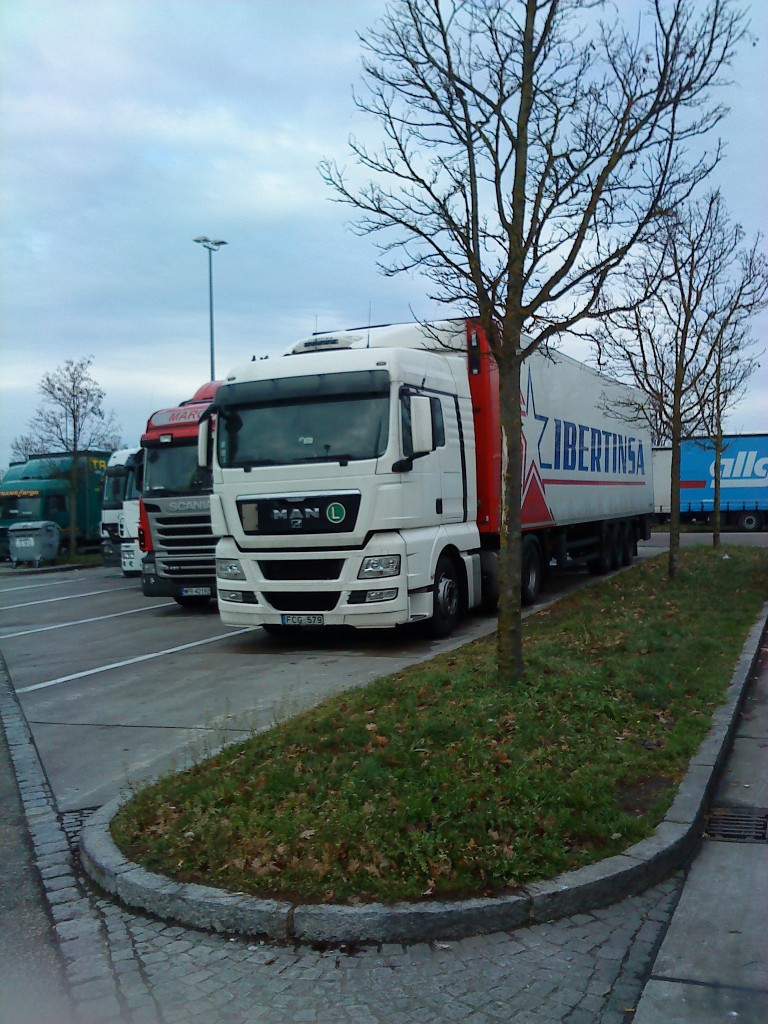 SZM MAN TGX mit Khlkofferauflieger der Spedition Zibertinsa auf dem Parkplatz an der Raststtte Leipheim am 15.12.2013