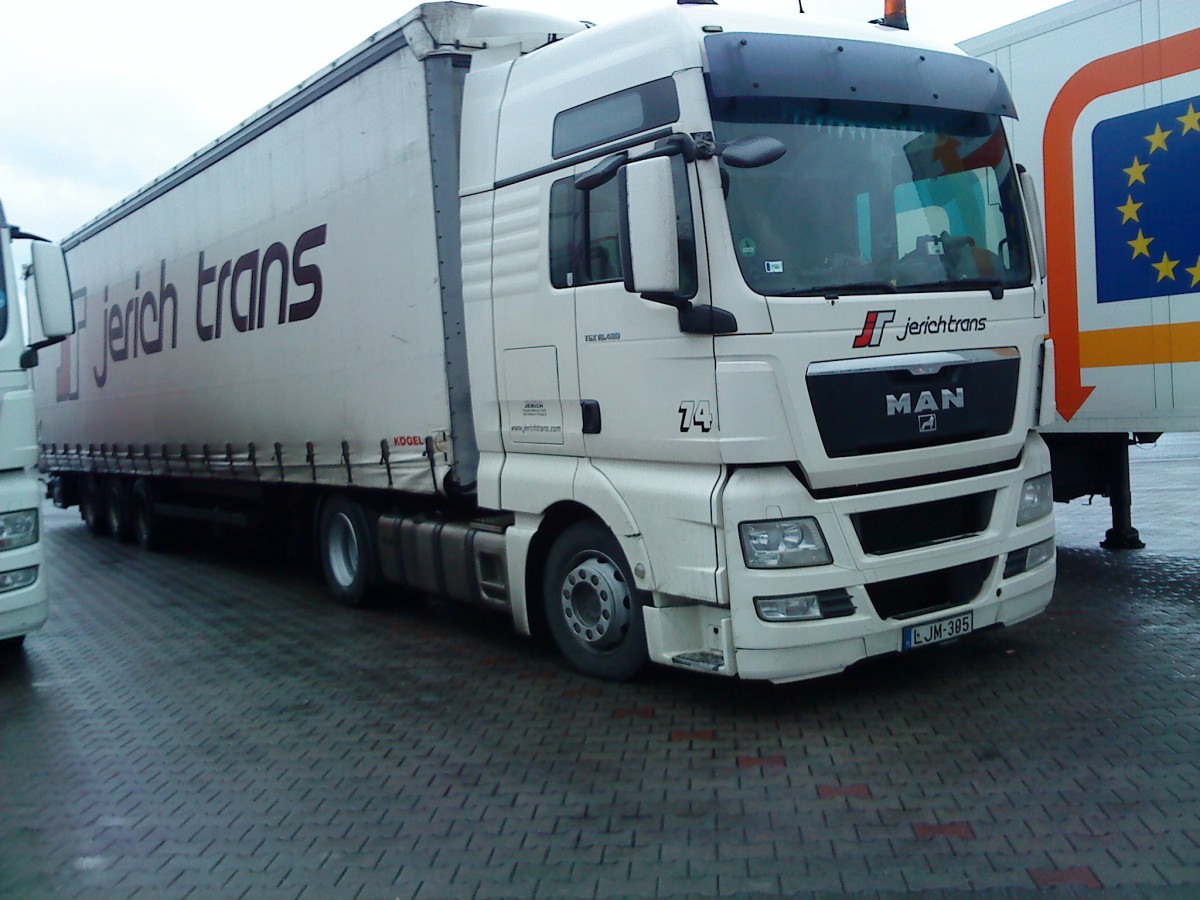 SZM MAN TGX mit Pritsche-Planen-AUflieger der Spedition Jerichtrans auf dem AUtohof in Grnstadt am 19.12.2013