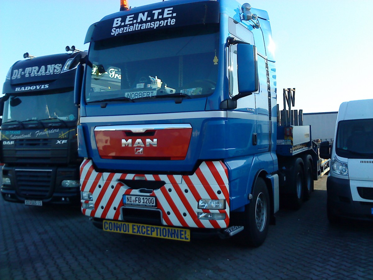 SZM MAN TGX mit Tieflader-Auflieger der B.E.N.T.E. Spezialtransporte Peine auf dem Autohof in Grnstadt am 11.12.2013