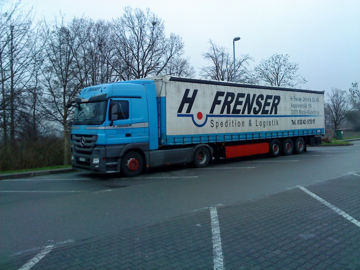 SZM Mercedes-Benz Actros 1841 mit Pritsche-Planen-Auflieger der Spedition Frenser GmbH & Co. KG gesehen auf dem Parkplatz der Raststtte Dannstadt an der A 61 am 14.01.2014