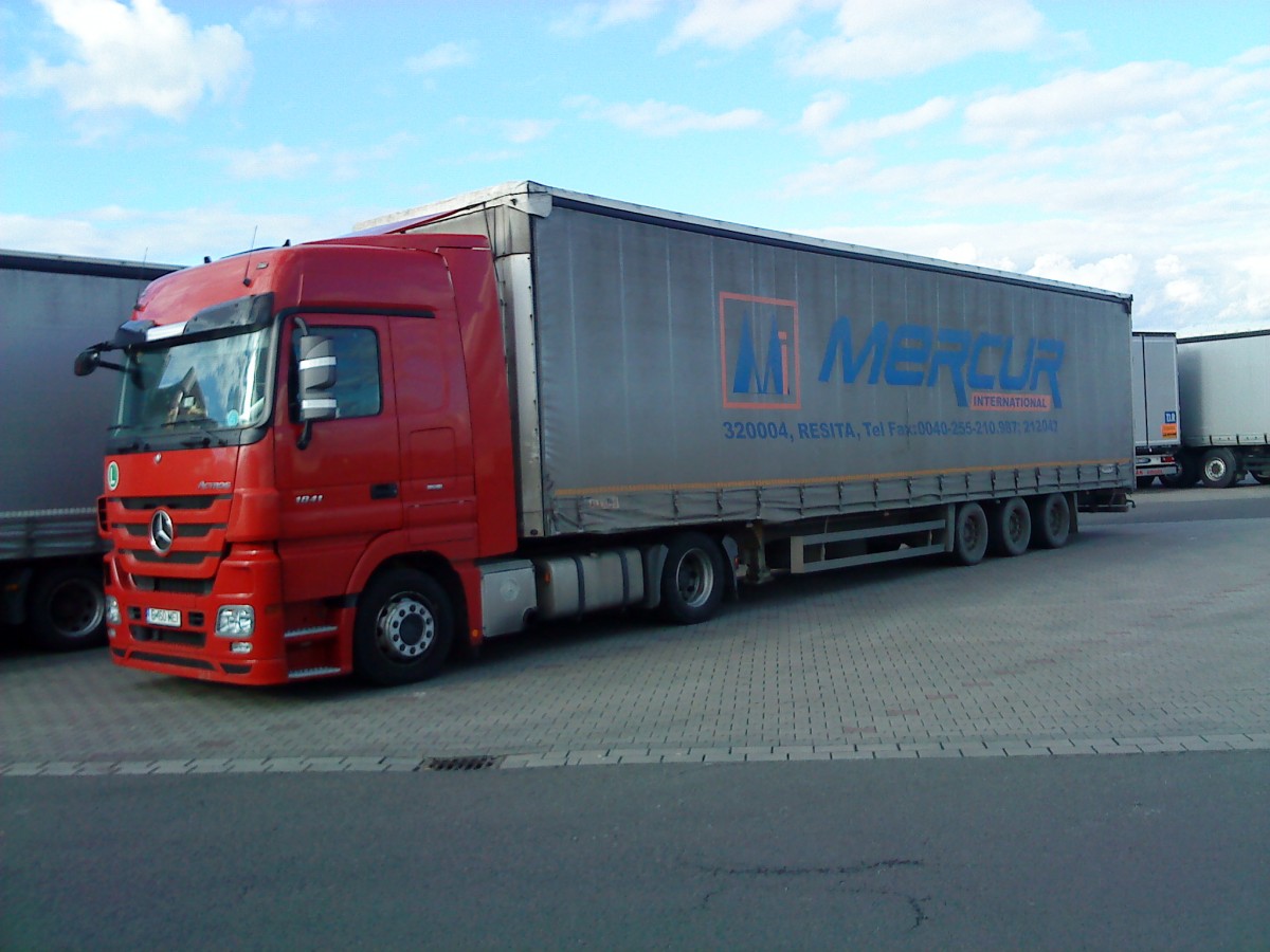 SZM Mercedes-Benz Actros 1841 mit Pritsche-Planen-Auflieger gesehen auf dem Autohof in Grnstadt am 18.02.2014