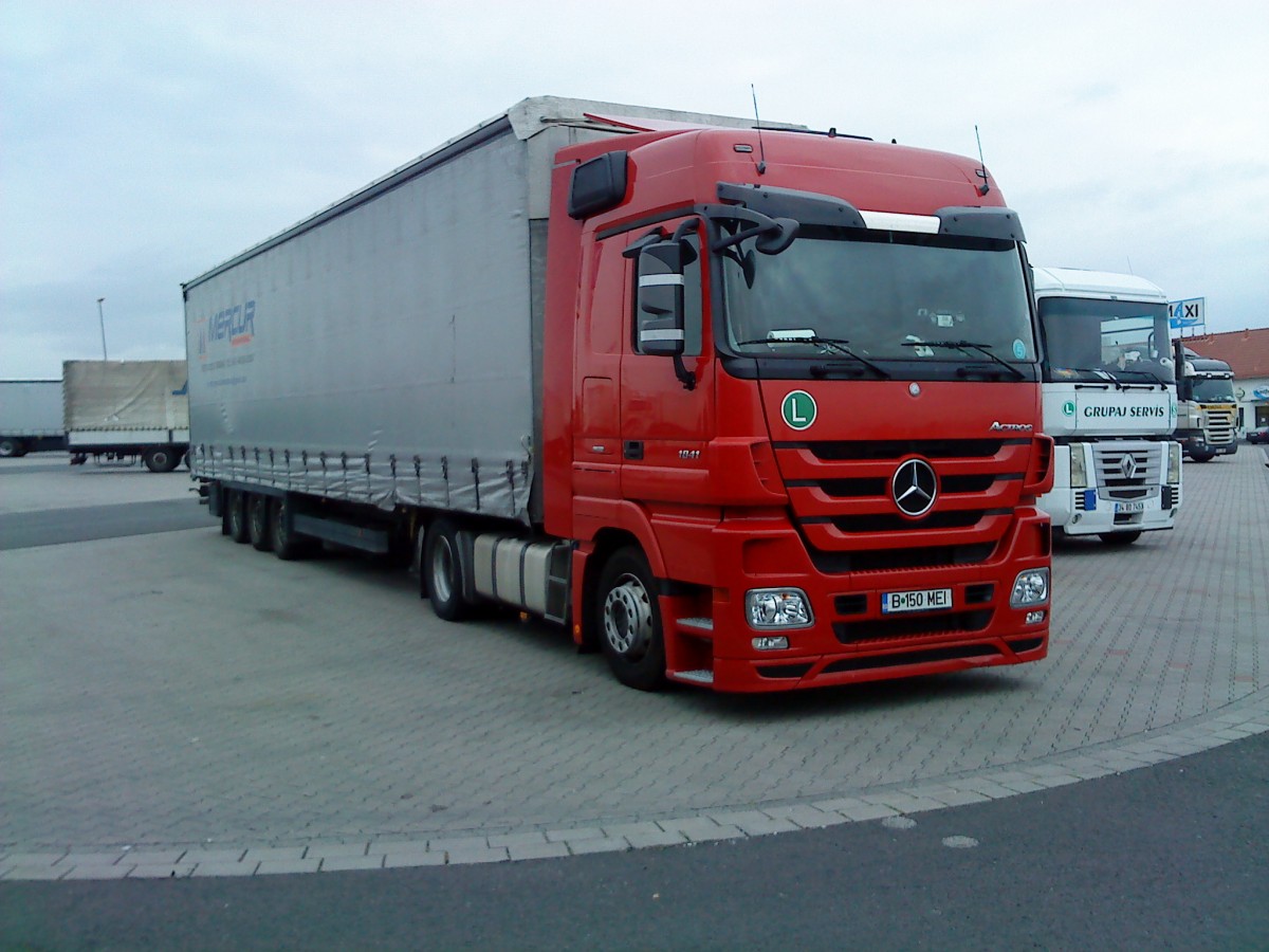 SZM Mercedes-Benz Actros 1841 mit Pritsche-Planen-Auflieger der Spedition MERCUR gesehen auf dem Autohof in Grnstadt am 16.06.2014