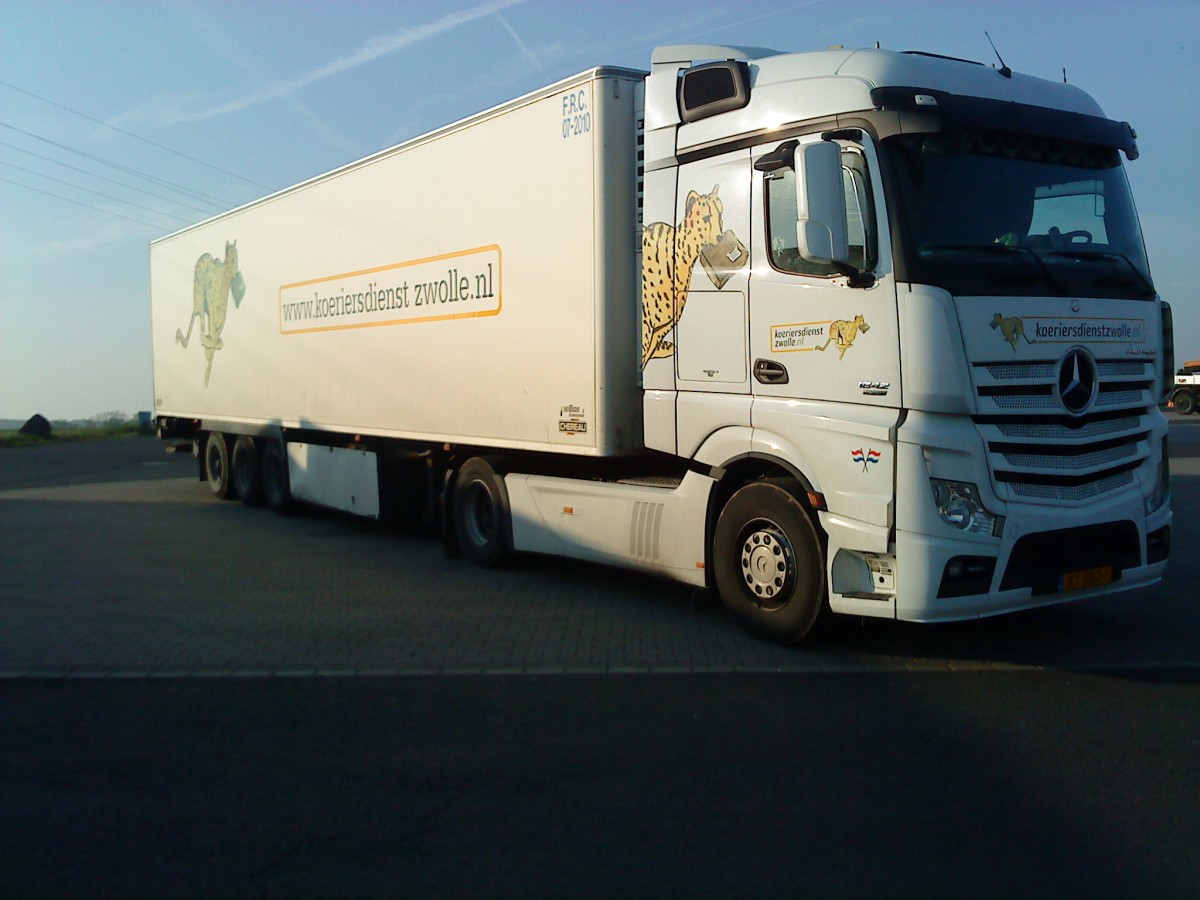 SZM Mercedes-Benz Actros 1842 mit Khlkoffer-Auflieger der Spedition Koeriersdienst Zwolle gesehen auf dem Autohof in Grnstadt am 30.04.2014