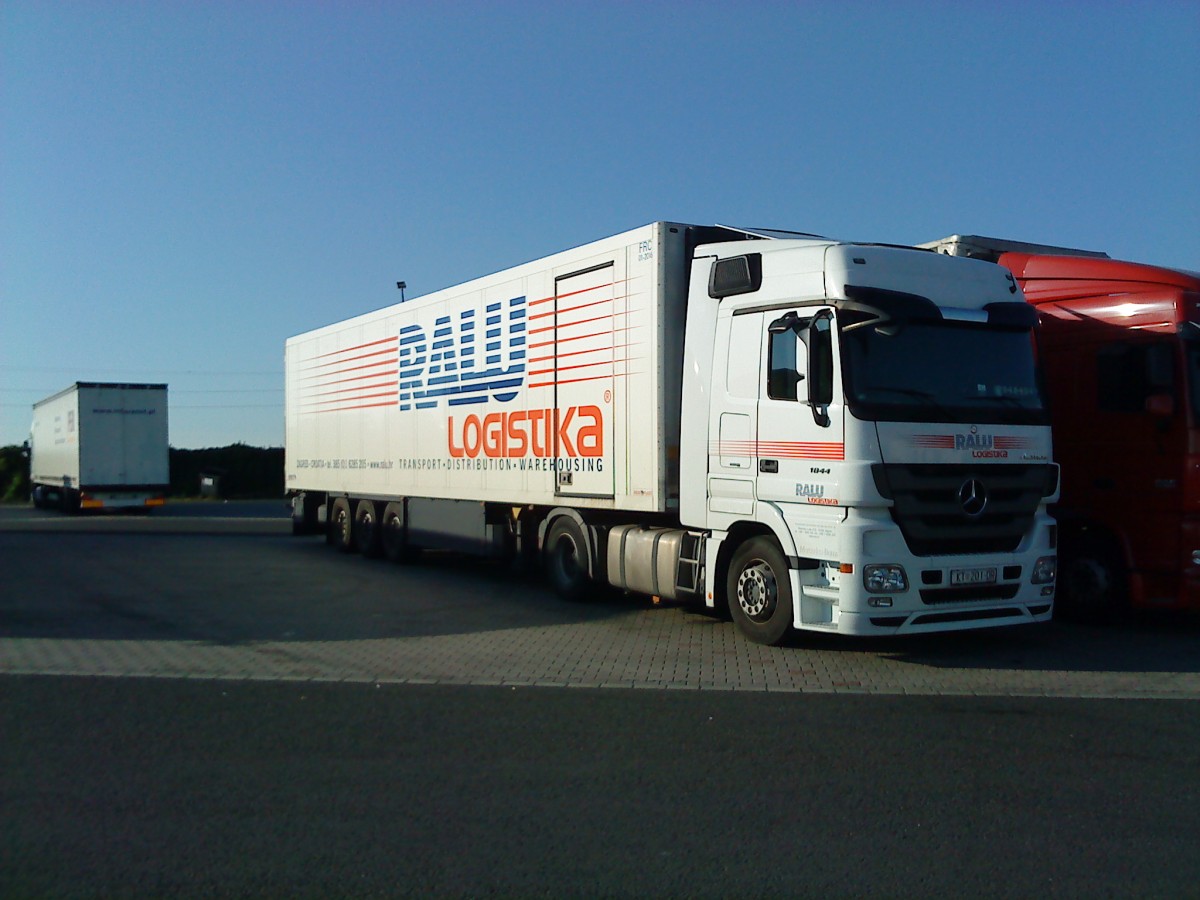 SZM Mercedes-Benz Actros 1844 LS mit Khlkoffer-Auflieger der Sprdition RALU Logistika gesehen auf dem Autohof in Grnstadt am 14.07.2014