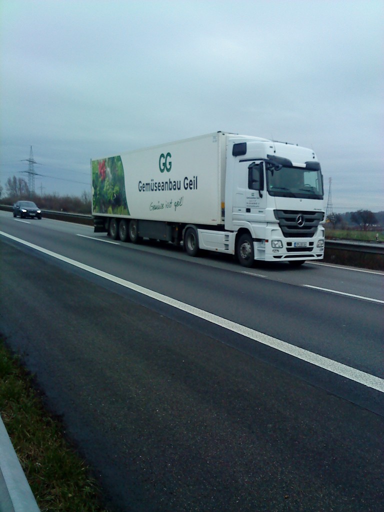 SZM Mercedes-Benz Actros 1844 mit Khlkofferauflieger der Firma Gemseanbau Geil gesehen auf der A 61, Hhe Raststtte Dannstadt, am 16.01.2014