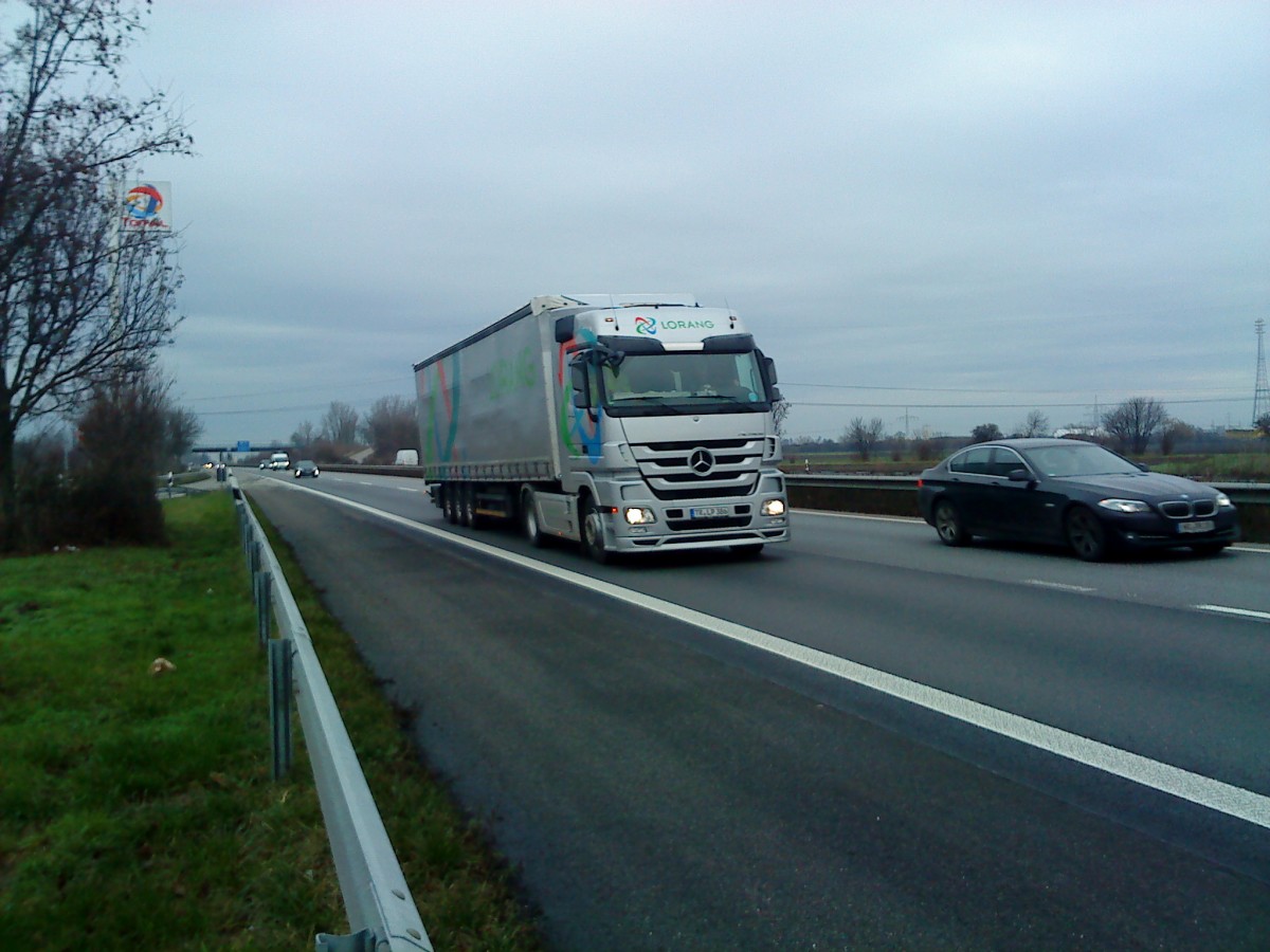 SZM Mercedes-Benz Actros 1844 mit Pritsche-Planen-Auflieger der Spedition Lorang SA gesehen auf der A 61, Hhe Raststtte Dannstadt am 16.01.2014