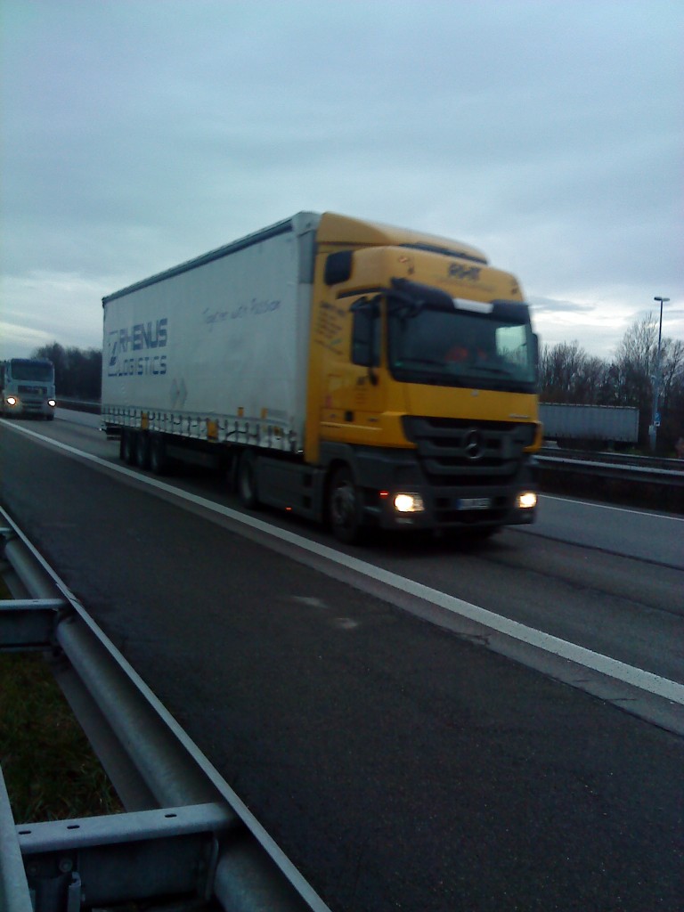 SZM Mercedes-Benz Actros 1844 mit Pritsche-Planen-Auflieger der Spedition Rhenus Logistics AG gesehen auf der A61 Hhe Raststtte Dannstadt am 16.01.2014