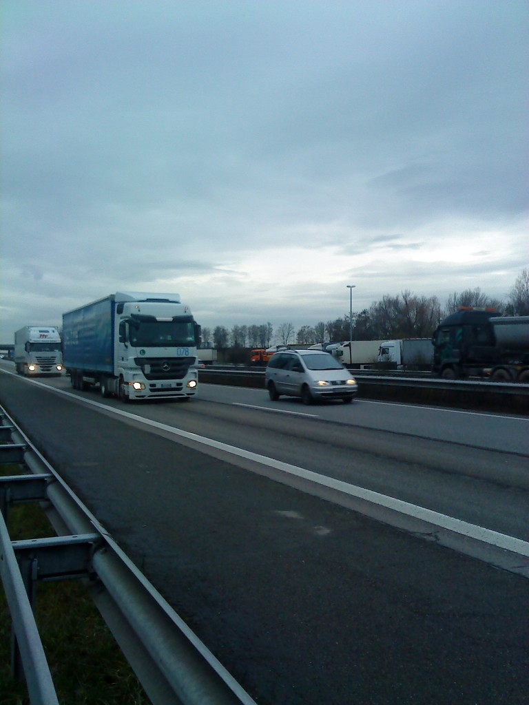 SZM Mercedes-Benz Actros 1844 mit Pritsche-Planen-Auflieger gesehen auf der A 61, Hhe Raststtte Dannstadt, am 16.01.2014