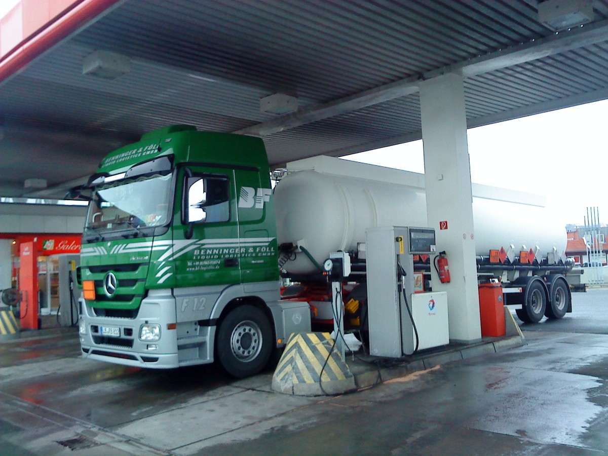 SZM Mercedes-Benz Actros 1844 mit Tankauflieger gesehen an der Tankstelle auf dem Autohof in Grnstadt am 10.02.2014