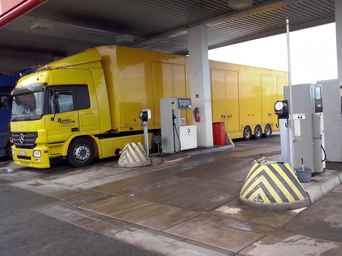 SZM Mercedes-Benz Actros 1844 mit Groraum-Kofferauflieger der Spedition A. Landes GmbH gesehen auf dem AUtohof Grnstadt beim Tanken am 12.02.2014