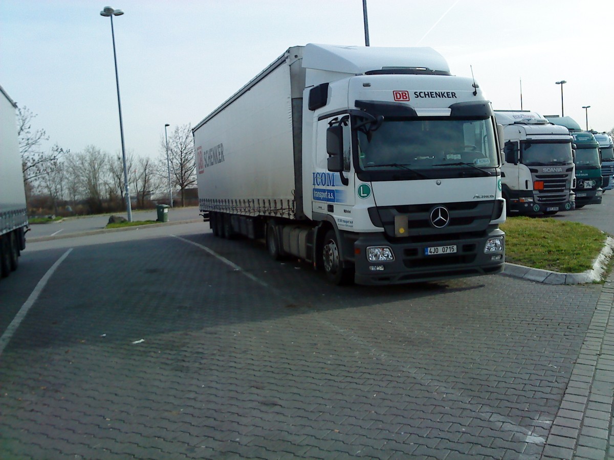 SZM Mercedes-Benz Actros 1844 mit Pritsche-Planen-Auflieger der Spedition Schenker gesehen auf dem Rasthof Dannstadt an der A 61 am 18.02.2014