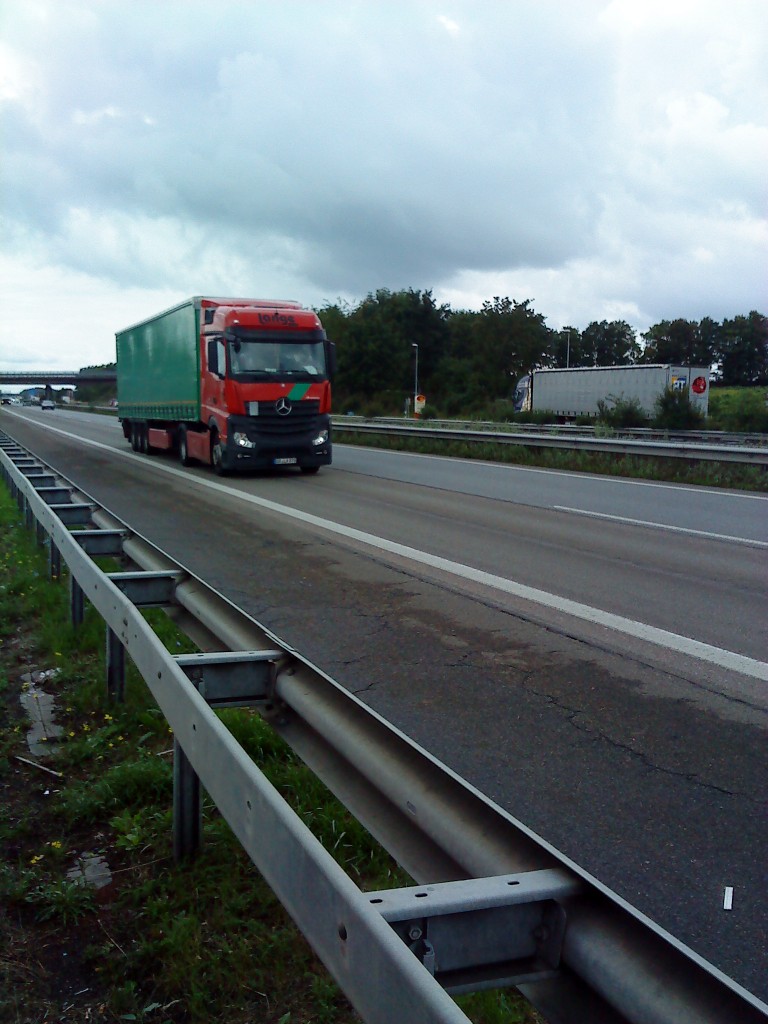 SZM Mercedes-Benz Actros 1844 mit Pritsche-Planen-Auflieger gesehen auf der A 61 Nhe Raststtte Dannstadt am 14.07.2014