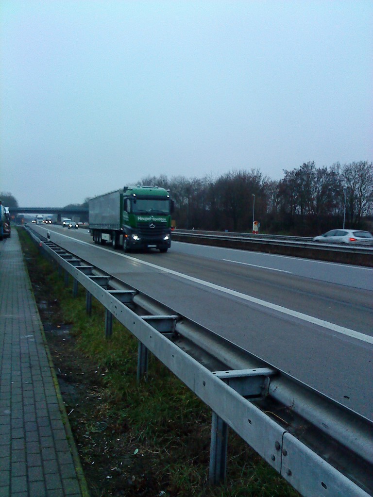 SZM Mercedes-Benz Actros 1845 mit Pritsche-Planen-Auflieger der Spedition Heupel gesehen auf der A 61 Hhe Raststtte Dannstadt am 14.01.2014