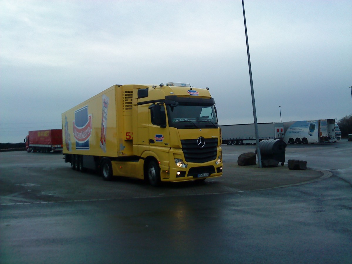 SZM Mercedes-Benz Actros 1845 mit Kühlkofferauflieger der Firma Kuchenmeister gesehen auf dem Autohof in Grünstadt am 10.02.2014