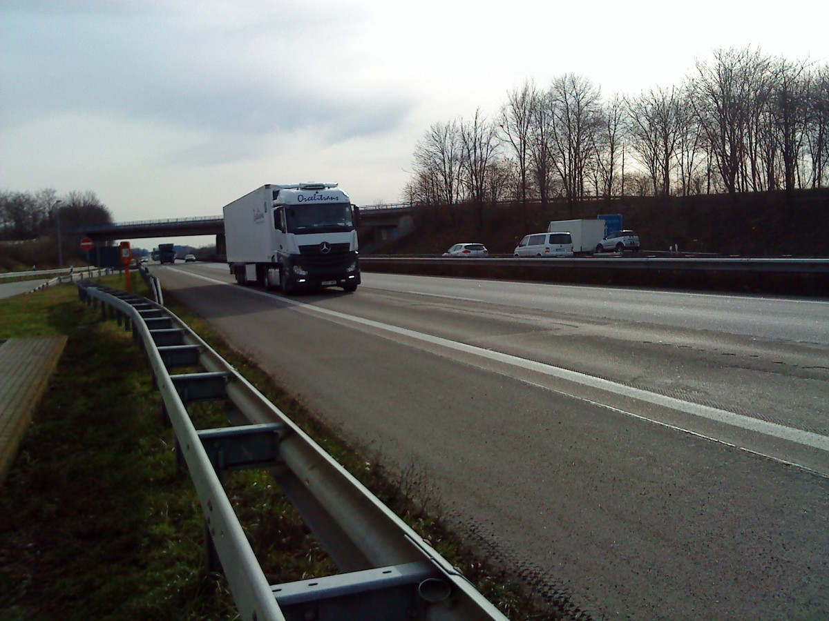 SZM Mercedes-Benz Actros 1845 mit Khlkofferauflieger der Spedition Osalitrans gesehen auf der A 61 Hhe Rasthof Dannstadt am 18.02.2014