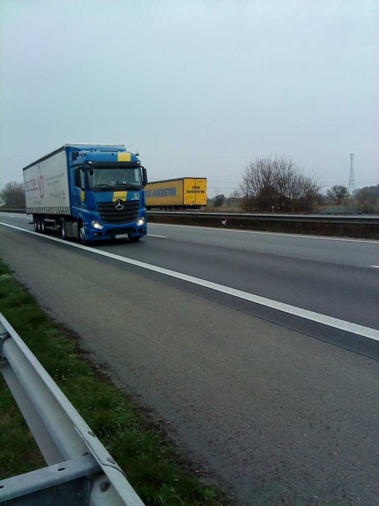 SZM Mercedes-Benz Actros 1845 mit Pritsche-Planen-Auflieger der Spedition Nass gesehen auf der A 61 Hhe Rasthof Dannstadt am 18.03.2014