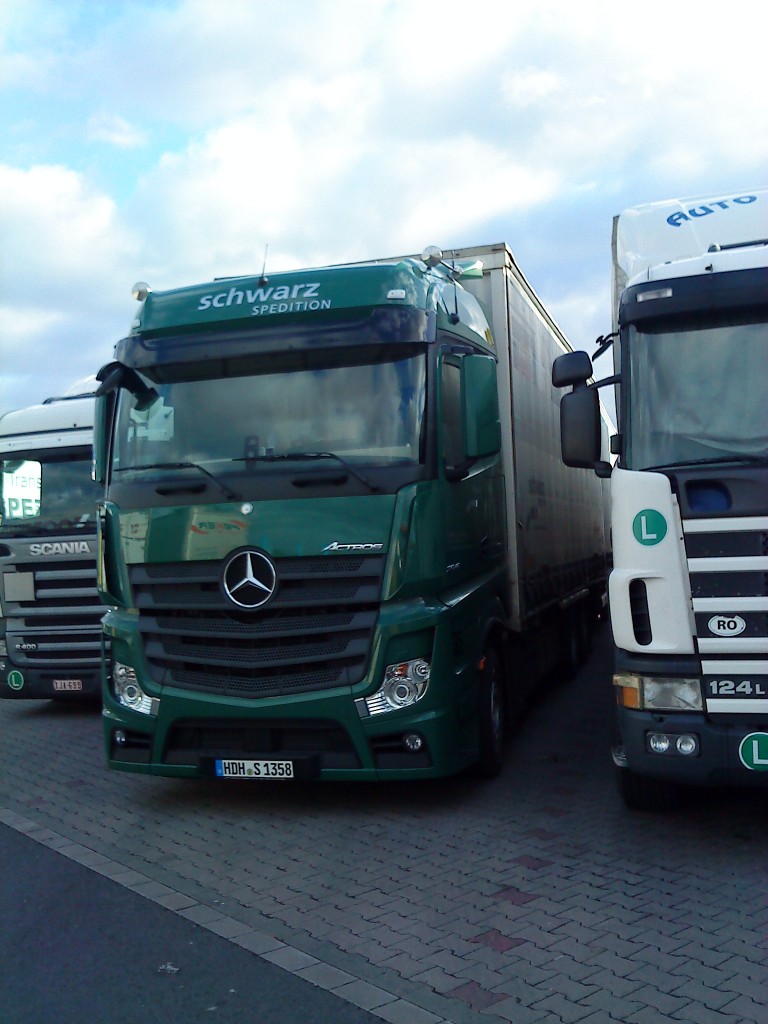 SZM Mercedes-Benz Actros 1846 - Euronorm 6 - mit Pritsche-Planen-Auflieger der Spedition Schwarz GmbH Herbrechtingen auf dem Autohof in Grnstadt am 06.12.2013