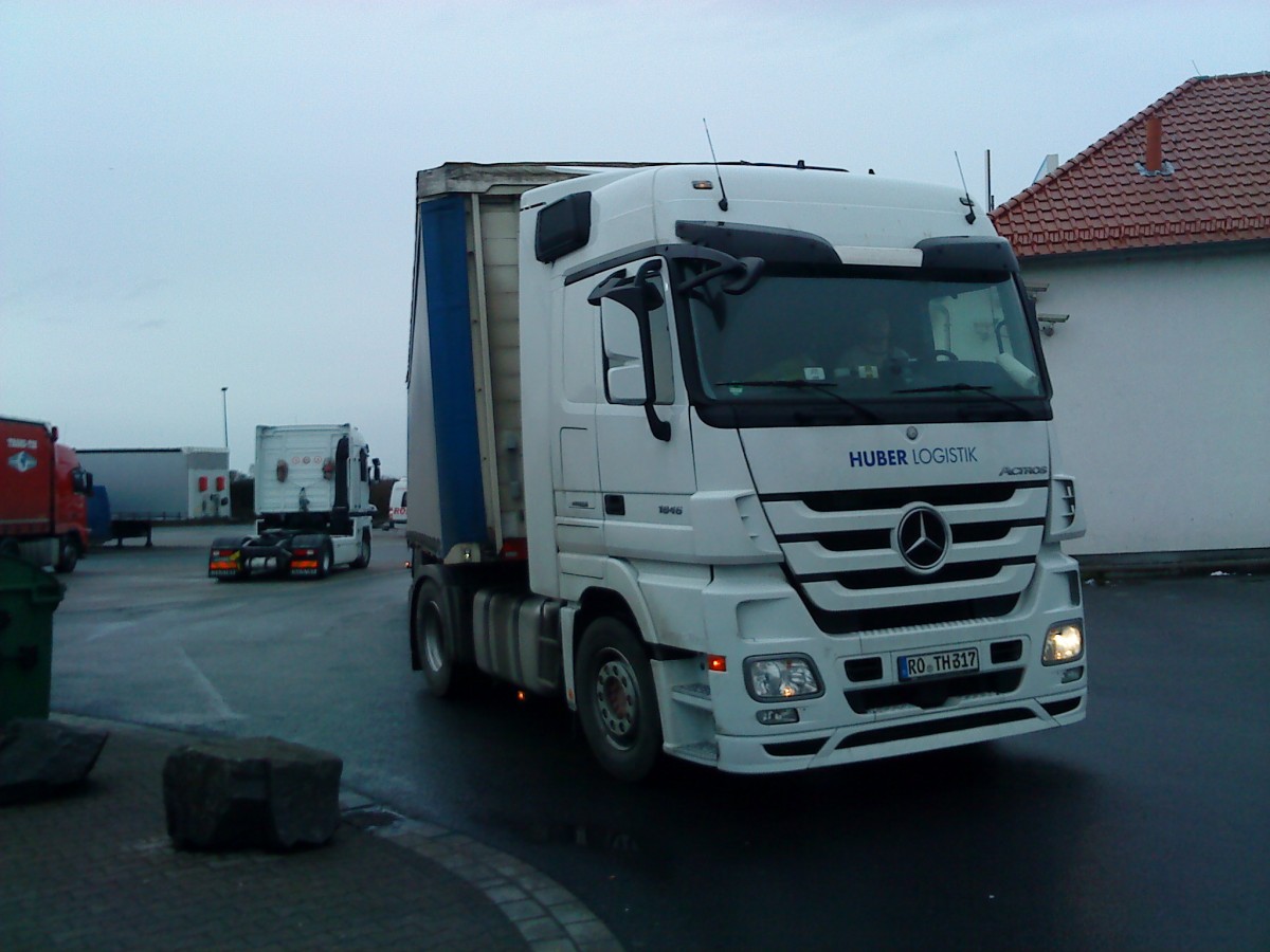 SZM Mercedes-Benz Actros 1846 mit Pritsche-Planen-Auflieger der Spedition Huber Logistik gesehen auf dem Autohof in Grnstadt am 13.02.2014