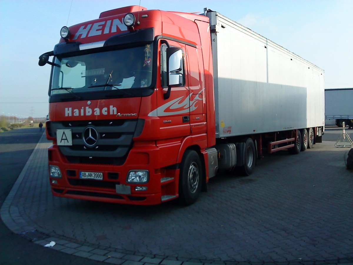 SZM Mercedes-Benz Actros 1848 mit Khlkofferauflieger der Spedition Hein in Haibach auf dem Autohof in Grnstadt am 03.12.2013