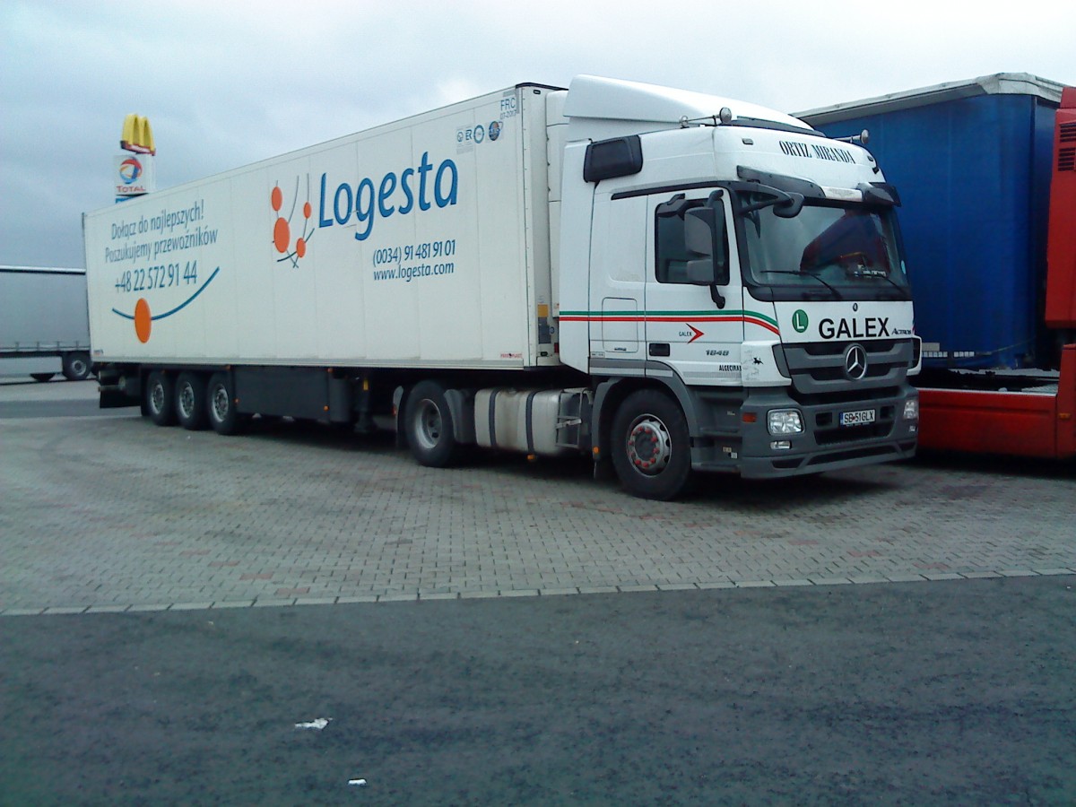 SZM Mercedes-Benz Actros 1848 mit Khlkofferauflieger der Spedition Logesta auf dem Autohof in Grnstadt am 05.12.2013