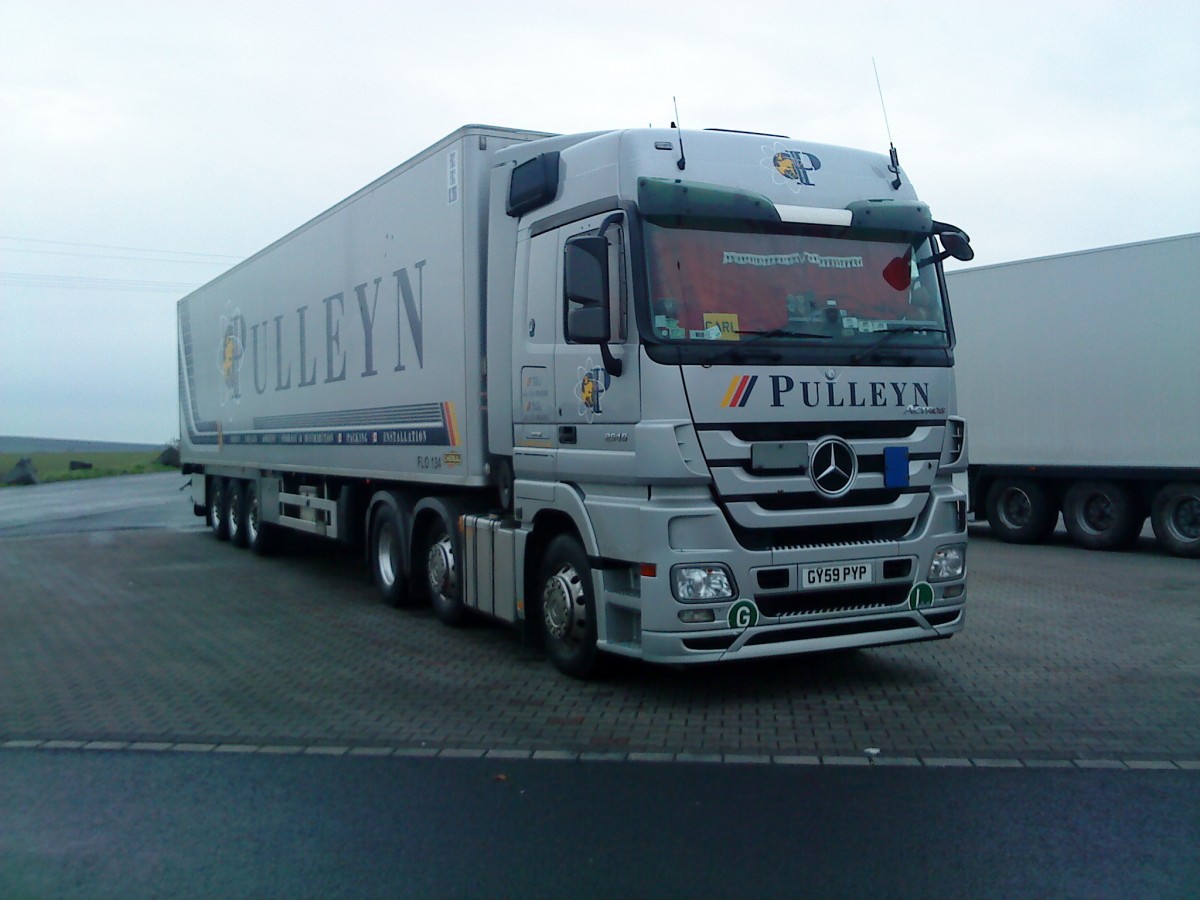 SZM Mercedes-Benz Actros 2546 mit Khlkofferauflieger der Spedition Pulleyn gesehen auf dem Autohof in Grnstadt am 10.02.2014