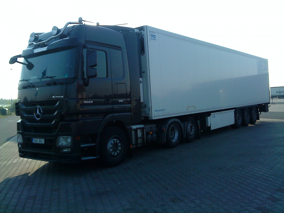 SZM Mercedes-Benz Actros 2660 mit Khlkofferauflieger gesehen auf dem Autohof in Grnstadt am 30.04.2014